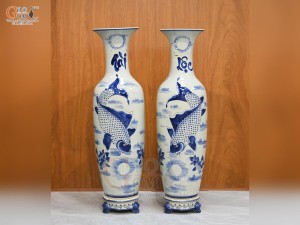 Đôi lộc bình men lam vẽ Lý Ngư Vọng Nguyệt Tài Lộc, cao 1m55