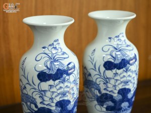 Đôi lộc bình men lam vẽ Sen Đại Cát, cao 27cm