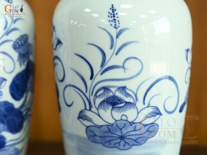 Đôi lộc bình men lam vẽ Sen Đại Cát, cao 27cm