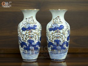 Đôi lộc bình men lam vẽ Sen Đại Cát vẽ vàng, cao 27cm