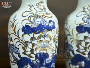 Đôi lộc bình men lam vẽ Sen Đại Cát vẽ vàng, cao 27cm