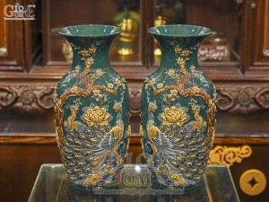 Đôi lộc bình men màu đắp nổi Công đào nền xanh lục bảo, cao 50cm