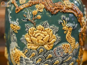 Đôi lộc bình men màu đắp nổi Công đào nền xanh lục bảo, cao 50cm