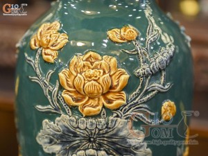 Đôi lộc bình men màu đắp nổi Công đào nền xanh lục bảo, cao 50cm