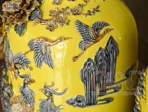 Đôi lộc bình men màu đắp nổi Công Đào Phú Quý kênh, nền vàng cao 1m4