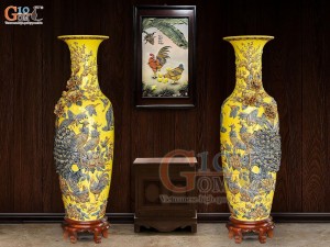 Đôi lộc bình men màu đắp nổi Công Đào Phú Quý kênh, nền vàng cao 1m6
