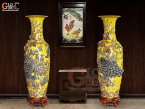 Đôi lộc bình men màu đắp nổi Công Đào Phú Quý kênh, nền vàng cao 1m4
