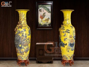 Đôi lộc bình men màu đắp nổi Công Đào Phú Quý kênh, nền vàng cao 1m4