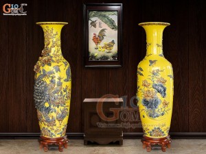 Đôi lộc bình men màu đắp nổi Công Đào Phú Quý kênh, nền vàng cao 1m4