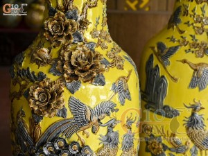 Đôi lộc bình men màu đắp nổi Công Đào Phú Quý kênh, nền vàng cao 1m4