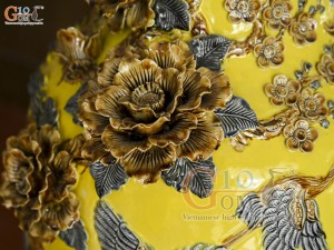 Đôi lộc bình men màu đắp nổi Công Đào Phú Quý kênh, nền vàng cao 1m4