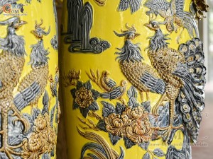 Đôi lộc bình men màu đắp nổi Công Đào Phú Quý kênh, nền vàng cao 1m4