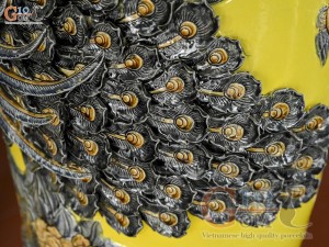 Đôi lộc bình men màu đắp nổi Công Đào Phú Quý kênh, nền vàng cao 1m4