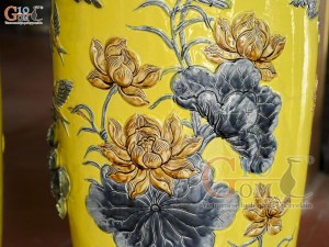 Đôi lộc bình men màu đắp nổi Công Đào Phú Quý kênh, nền vàng cao 1m4