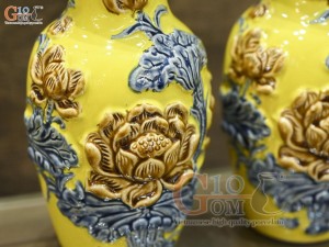 Đôi lộc bình men màu đắp nổi Sen Cát Tường nền vàng, cao 26cm