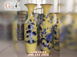 Đôi lộc bình men màu nền vàng, vẽ Lý Ngư Vọng Nguyệt 1m6 – Hàng vẽ kĩ