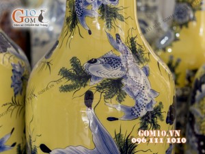 Đôi lộc bình men màu nền vàng, vẽ Lý Ngư Vọng Nguyệt 1m6 – Hàng vẽ kĩ