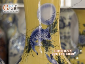 Đôi lộc bình men màu nền vàng, vẽ Lý Ngư Vọng Nguyệt 1m6 – Hàng vẽ kĩ