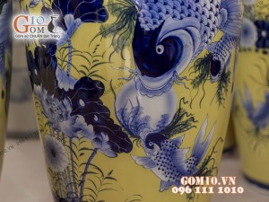 Đôi lộc bình men màu nền vàng, vẽ Lý Ngư Vọng Nguyệt 1m6 – Hàng vẽ kĩ