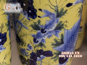 Đôi lộc bình men màu nền vàng, vẽ Lý Ngư Vọng Nguyệt 1m6 – Hàng vẽ kĩ