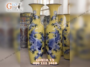 Đôi lộc bình men màu nền vàng, vẽ Lý Ngư Vọng Nguyệt 1m4 – Hàng vẽ kĩ
