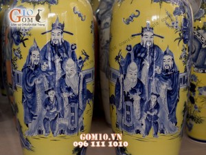 Đôi lộc bình men màu nền vàng, vẽ Tam Đa 1m6 – Hàng vẽ kĩ