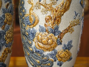 Đôi lộc bình men rạn đắp nổi Công đào, 50cm