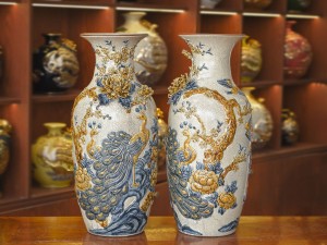 Đôi lộc bình men rạn đắp nổi Công đào, 50cm