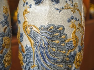 Đôi lộc bình men rạn đắp nổi Công đào, 50cm