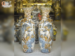 Đôi lộc bình men rạn đắp nổi Công Đào kênh đuôi, cao 1m15