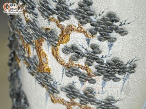 Đôi lộc bình men rạn đắp nổi Công Đào kênh đuôi, cao 1m15