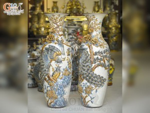 Đôi lộc bình men rạn đắp nổi Công Đào kênh đuôi, cao 1m15