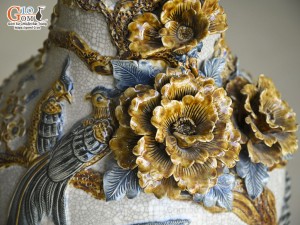 Đôi lộc bình men rạn đắp nổi Công Đào kênh đuôi, cao 1m15