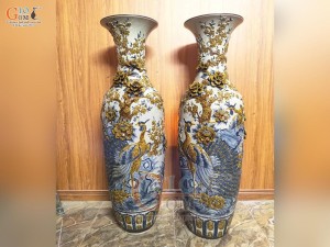 Đôi lộc bình men rạn đắp nổi Công Đào Phú Quý, cao 1m4