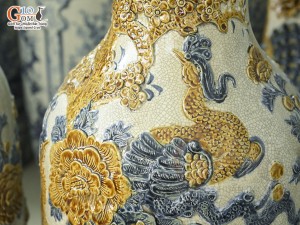 Đôi lộc bình men rạn đắp nổi Công Đào Phú Quý, cao 1m40