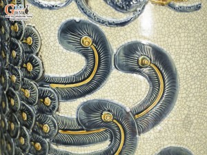 Đôi lộc bình men rạn đắp nổi Công Đào Phú Quý, cao 1m40