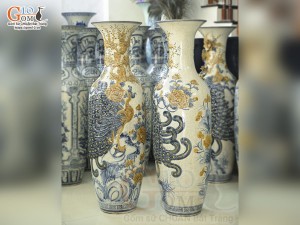 Đôi lộc bình men rạn đắp nổi Công Đào Phú Quý, cao 1m40