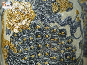 Đôi lộc bình men rạn đắp nổi Công Đào Phú Quý, cao 1m40