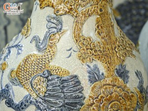 Đôi lộc bình men rạn đắp nổi Công Đào Phú Quý, cao 1m40