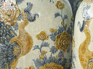 Đôi lộc bình men rạn đắp nổi Công Đào Phú Quý, cao 1m40