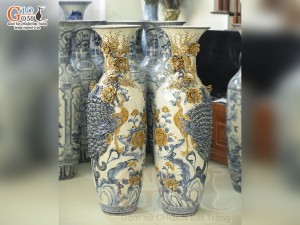 Đôi lộc bình men rạn đắp nổi Công Đào Phú Quý kênh, cao 1m40