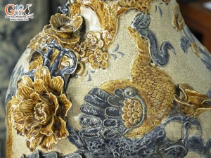 Đôi lộc bình men rạn đắp nổi Công Đào Phú Quý kênh, cao 1m40