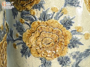 Đôi lộc bình men rạn đắp nổi Công Đào Phú Quý kênh, cao 1m40