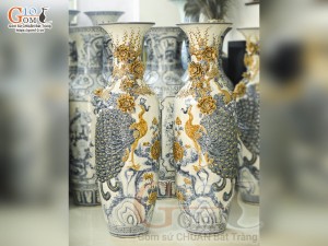 Đôi lộc bình men rạn đắp nổi Công Đào Phú Quý kênh hoa, cao 1m40