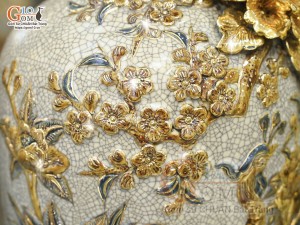 Đôi lộc bình men rạn đắp nổi Công Đào Phú Quý kênh vẽ vàng 24k, cao 35cm