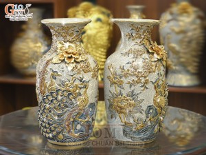 Đôi lộc bình men rạn đắp nổi Công Đào Phú Quý kênh vẽ vàng 24k, cao 35cm