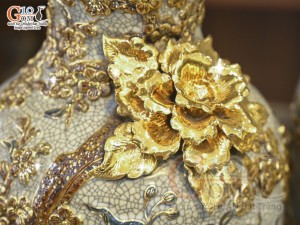 Đôi lộc bình men rạn đắp nổi Công Đào Phú Quý kênh vẽ vàng 24k, cao 35cm