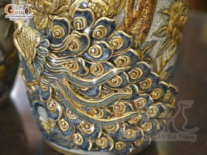 Đôi lộc bình men rạn đắp nổi Công Đào Phú Quý kênh vẽ vàng 24k, cao 35cm