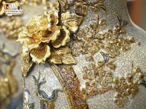 Đôi lộc bình men rạn đắp nổi Công Đào Phú Quý kênh vẽ vàng 24k, cao 35cm