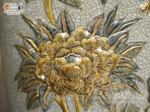 Đôi lộc bình men rạn đắp nổi Công Đào Phú Quý kênh vẽ vàng 24k, cao 35cm